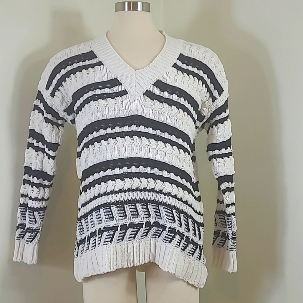Universal thread sweater Size Small
